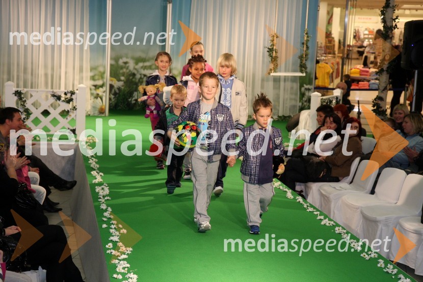 Mladi manekeni in manekenkeEuropark, modna revija pomlad - poletje 2011