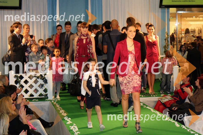 Manekeni in manekenkeEuropark, modna revija pomlad - poletje 2011