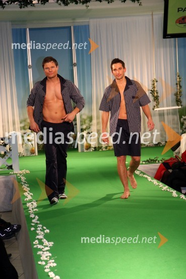 Boštjan Mihalič in Mateo Kos, manekena in plesalcaEuropark, modna revija pomlad - poletje 2011