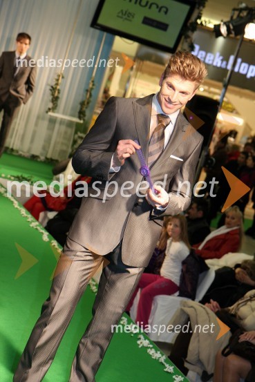 Erik Ferfolja, maneken, pevec, novinar in lastnik licence za Mister SlovenijaEuropark, modna revija pomlad - poletje 2011