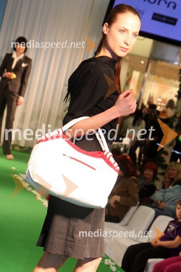 Mateja Švec, manekenkaEuropark, modna revija pomlad - poletje 2011