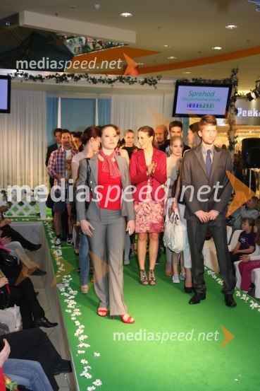 Manekeni in manekenkeEuropark, modna revija pomlad - poletje 2011