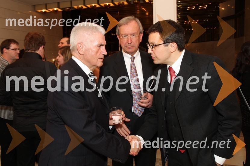 Prof. dr. Ludvik Toplak, nekdanji rektor Univerze v Mariboru, dr. Erwin Kubesch, avstrijski veleposlanik v Sloveniji in Janko Kastelic, dirigent ter umetniški direktor Opere SNG MariborMoč usode, premiera v SNG Maribor