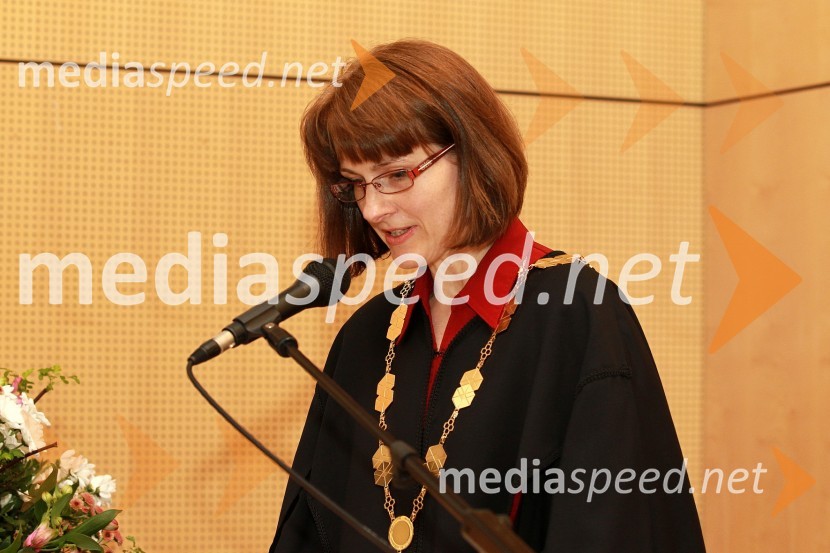 Prof. dr. Nataša Vaupotič, dekanja Fakultete za naravoslovje in matematiko Univerze v MariboruRektorjev dan Univerze v Mariboru 2011, promocija doktorjev znanosti in podelitev nagrad