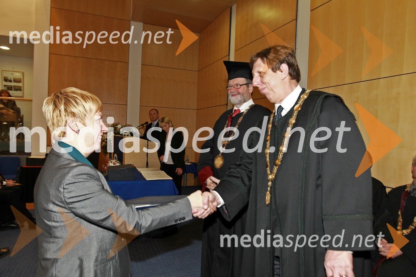 Dr. Suzana Štandeker, Fakulteta za kemijo in kemijsko tehnologijo Univerze v Mariboru in prof. dr. Željko Knez, dekan Fakultete za kemijo in kemijsko tehnologijo Univerze v MariboruRektorjev dan Univerze v Mariboru 2011, promocija doktorjev znanosti in podelitev nagrad