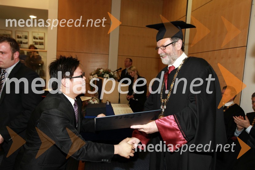 Dr. Hon Loong Lam, Fakulteta za kemijo in kemijsko tehnologijo Univerze v Mariboru in prof. dr. Ivan Rozman, rektor Univerze v MariboruRektorjev dan Univerze v Mariboru 2011, promocija doktorjev znanosti in podelitev nagrad