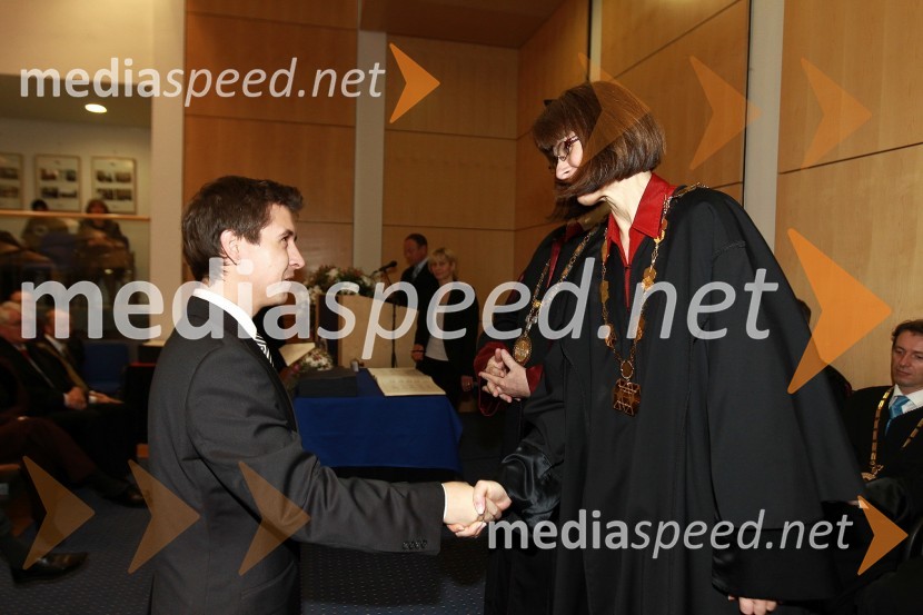 Dr. Marko Gosak, Fakulteta za naravoslovje in matematiko Univerze v Mariboru in prof. dr. Nataša Vaupotič, dekanja Fakultete za naravoslovje in matematiko Univerze v MariboruRektorjev dan Univerze v Mariboru 2011, promocija doktorjev znanosti in podelitev nagrad