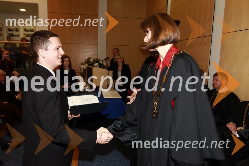 Dr. Marko Jakovac, Fakulteta za naravoslovje in matematiko Univerze v Mariboru in prof. dr. Nataša Vaupotič, dekanja Fakultete za naravoslovje in matematiko Univerze v Mariboru
Rektorjev dan Univerze v Mariboru 2011, promocija doktorjev znanosti in podelitev nagrad