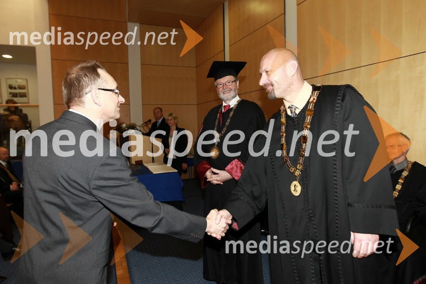 Dr. Vinko Močilnik, Fakulteta za strojništvo Univerze v Mariboru in prof. dr. Niko Samec, dekan Fakultete za strojništvo Univerze v MariboruRektorjev dan Univerze v Mariboru 2011, promocija doktorjev znanosti in podelitev nagrad