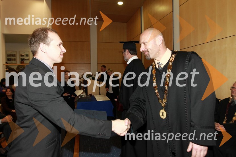 Dr. Bogdan Valentan, Fakulteta za strojništvo Univerze v Mariboru in prof. dr. Niko Samec, dekan Fakultete za strojništvo Univerze v MariboruRektorjev dan Univerze v Mariboru 2011, promocija doktorjev znanosti in podelitev nagrad