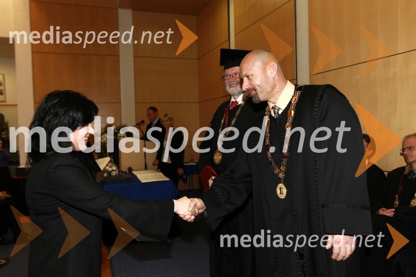 Dr. Maja Bauman, Fakulteta za strojništvo Univerze v Mariboru in prof. dr. Niko Samec, dekan Fakultete za strojništvo Univerze v MariboruRektorjev dan Univerze v Mariboru 2011, promocija doktorjev znanosti in podelitev nagrad