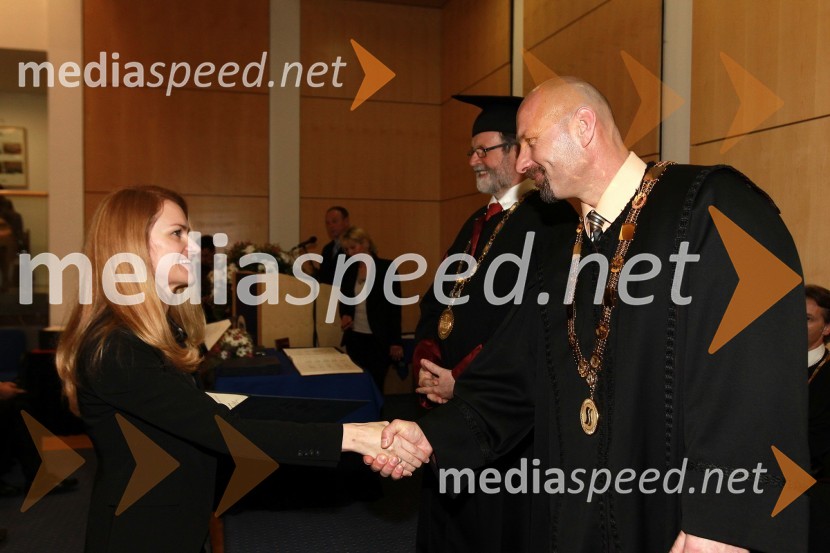 Dr. Darja Jaušovec, Fakulteta za strojništvo Univerze v Mariboru in prof. dr. Niko Samec, dekan Fakultete za strojništvo Univerze v MariboruRektorjev dan Univerze v Mariboru 2011, promocija doktorjev znanosti in podelitev nagrad