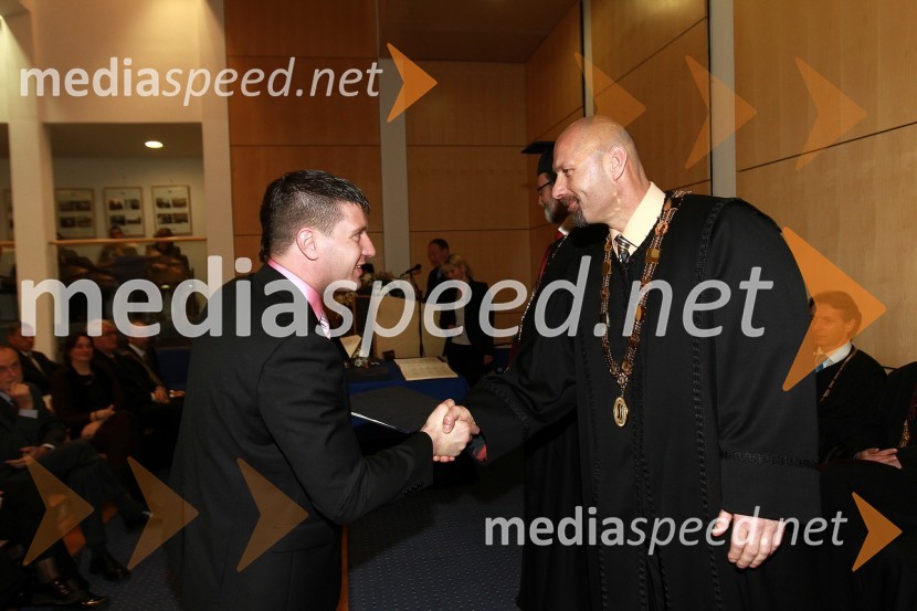 Dr. Tadej Tasič, Fakulteta za strojništvo Univerze v Mariboru in prof. dr. Niko Samec, dekan Fakultete za strojništvo Univerze v MariboruRektorjev dan Univerze v Mariboru 2011, promocija doktorjev znanosti in podelitev nagrad