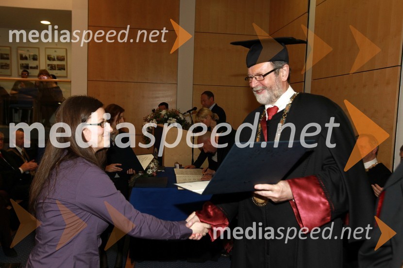 Dr. Mojca Tomišić, Filozofska fakulteta Univerze v Mariboru in prof. dr. Ivan Rozman, rektor Univerze v MariboruRektorjev dan Univerze v Mariboru 2011, promocija doktorjev znanosti in podelitev nagrad