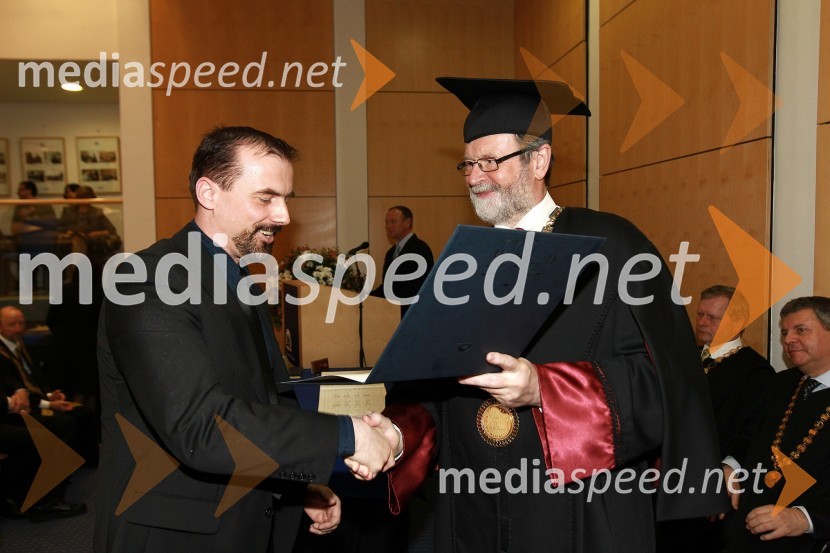 Boštjan Groznik, prejemnik rektorjeve nagrade za leto 2010 in prof. dr. Ivan Rozman, rektor Univerze v MariboruRektorjev dan Univerze v Mariboru 2011, promocija doktorjev znanosti in podelitev nagrad