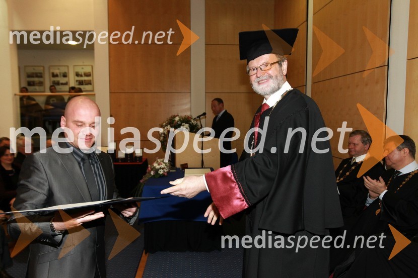 Primož Prevodnik, prejemnik rektorjeve nagrade za leto 2010 in prof. dr. Ivan Rozman, rektor Univerze v MariboruRektorjev dan Univerze v Mariboru 2011, promocija doktorjev znanosti in podelitev nagrad