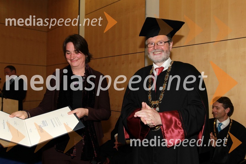 Mag. Charlotte Strümpel, vodja evropskih projektov pri avstrijskem Rdečem križu Österreichisches Rotes Kreuz iz Avstrije, prejemnica svečane listine Univerze v Mariboru za leto 2010 in prof. dr. Ivan Rozman, rektor Univerze v MariboruRektorjev dan Univerze v Mariboru 2011, promocija doktorjev znanosti in podelitev nagrad
