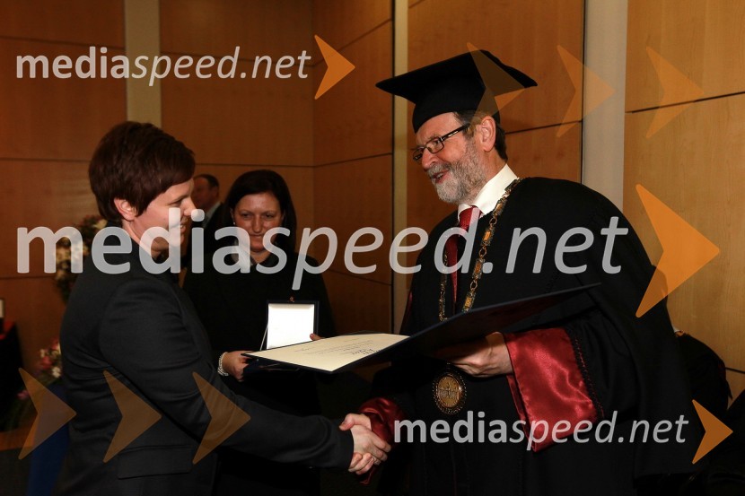 Uršula Bižič, prejemnica Bronastega ključa Univerze v Mariboru za leto 2010 in prof. dr. Ivan Rozman, rektor Univerze v MariboruRektorjev dan Univerze v Mariboru 2011, promocija doktorjev znanosti in podelitev nagrad