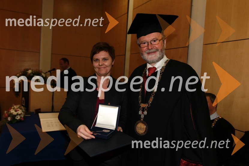Uršula Bižič, prejemnica Bronastega ključa Univerze v Mariboru za leto 2010 in prof. dr. Ivan Rozman, rektor Univerze v MariboruRektorjev dan Univerze v Mariboru 2011, promocija doktorjev znanosti in podelitev nagrad