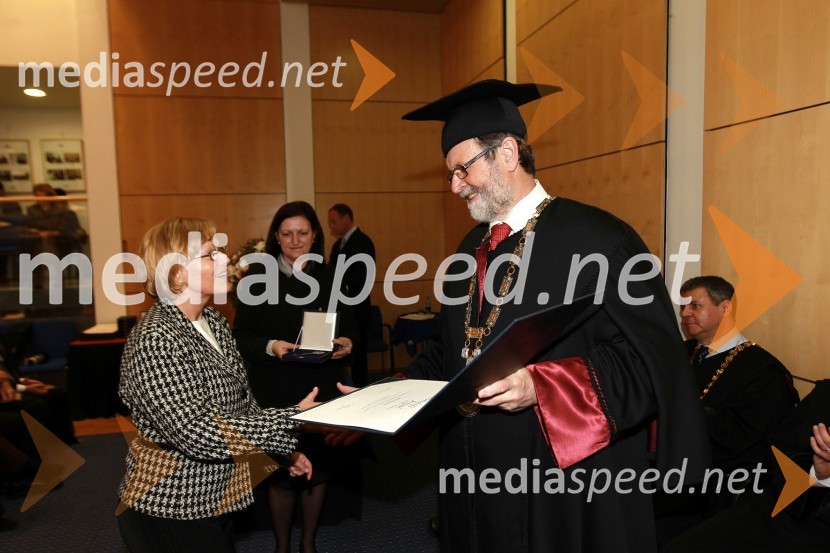 Jožica Škraban, prejemnica Bronastega ključa Univerze v Mariboru za leto 2010 in prof. dr. Ivan Rozman, rektor Univerze v MariboruRektorjev dan Univerze v Mariboru 2011, promocija doktorjev znanosti in podelitev nagrad