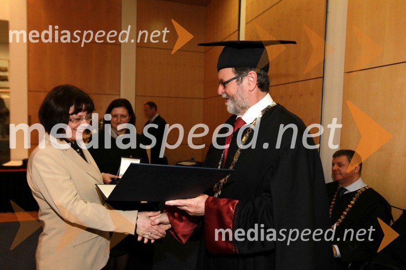 Tatjana Arnuš, prejemnica Bronastega ključa Univerze v Mariboru za leto 2010 in prof. dr. Ivan Rozman, rektor Univerze v MariboruRektorjev dan Univerze v Mariboru 2011, promocija doktorjev znanosti in podelitev nagrad