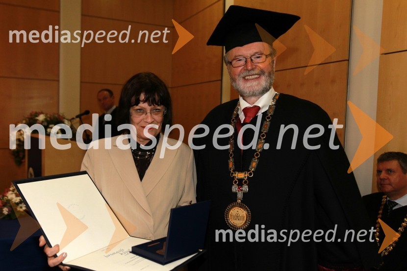 Tatjana Arnuš, prejemnica Bronastega ključa Univerze v Mariboru za leto 2010 in prof. dr. Ivan Rozman, rektor Univerze v MariboruRektorjev dan Univerze v Mariboru 2011, promocija doktorjev znanosti in podelitev nagrad