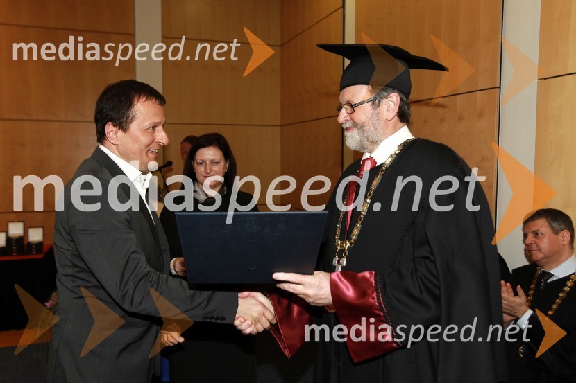 Igor Krmelj, prejemnik Bronastega ključa Univerze v Mariboru za leto 2010 in prof. dr. Ivan Rozman, rektor Univerze v MariboruRektorjev dan Univerze v Mariboru 2011, promocija doktorjev znanosti in podelitev nagrad