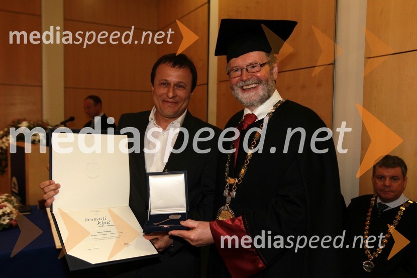 Igor Krmelj, prejemnik Bronastega ključa Univerze v Mariboru za leto 2010 in prof. dr. Ivan Rozman, rektor Univerze v MariboruRektorjev dan Univerze v Mariboru 2011, promocija doktorjev znanosti in podelitev nagrad