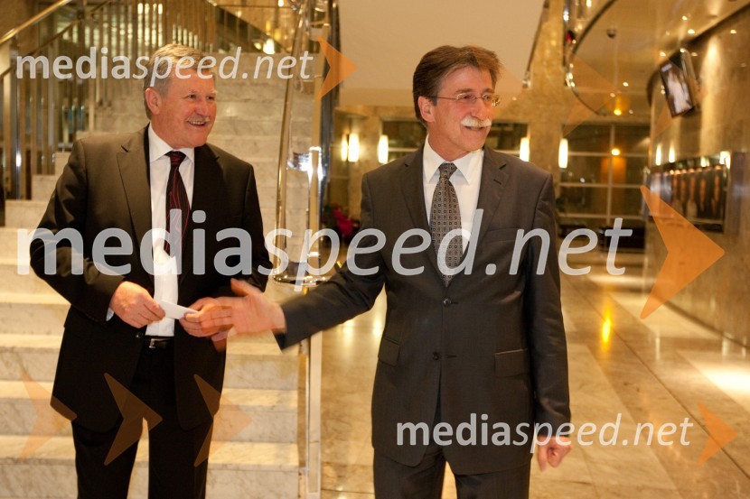 Dušan Črnigoj, generalni direktor podjetja Primorje d.d. in Jožko Čuk, direktor SNG Nova GoricaOdprtje novega malega odra v SNG Nova Gorica in predstava Grenki sadeži pravice