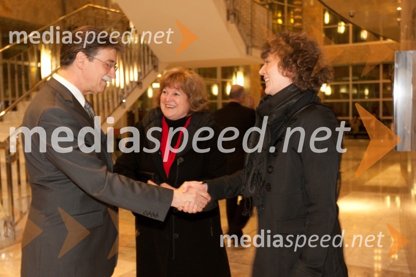 Jožko Čuk, direktor SNG Nova Gorica, Bojana Kompare, načelnica UE Nova Gorica s hčerkoOdprtje novega malega odra v SNG Nova Gorica in predstava Grenki sadeži pravice