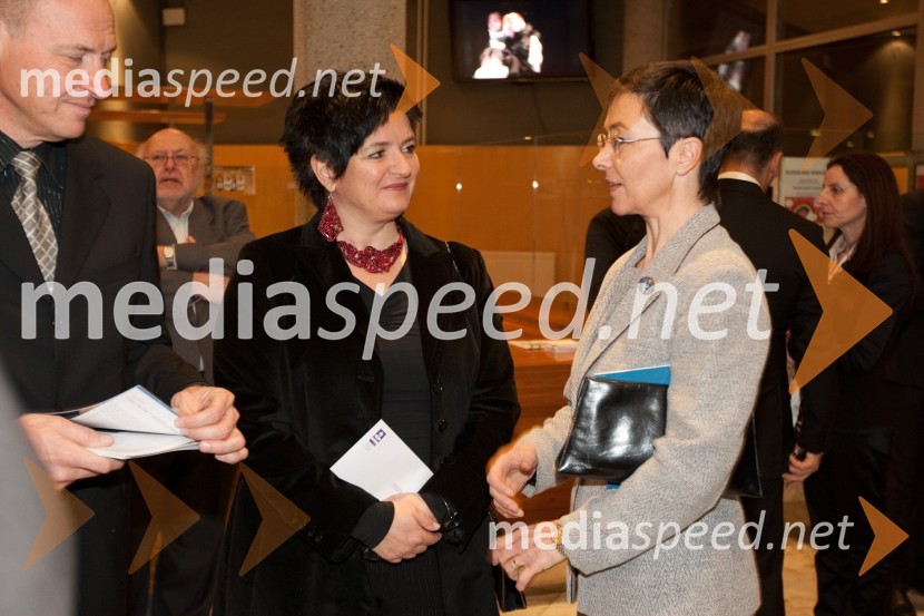 Mojca Jan Zoran, predsednica sveta SNG Nova Gorica s soprogom
 in Jasna ČukOdprtje novega malega odra v SNG Nova Gorica in predstava Grenki sadeži pravice