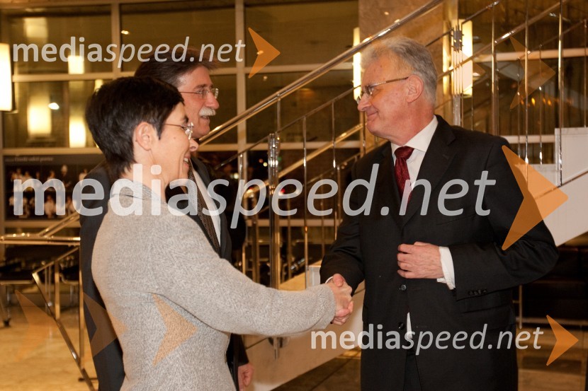 Jožko Čuk, direktor SNG Nova Gorica, njegova soproga Jasna Čuk in Pavel Gantar, predsednik DZ RSOdprtje novega malega odra v SNG Nova Gorica in predstava Grenki sadeži pravice