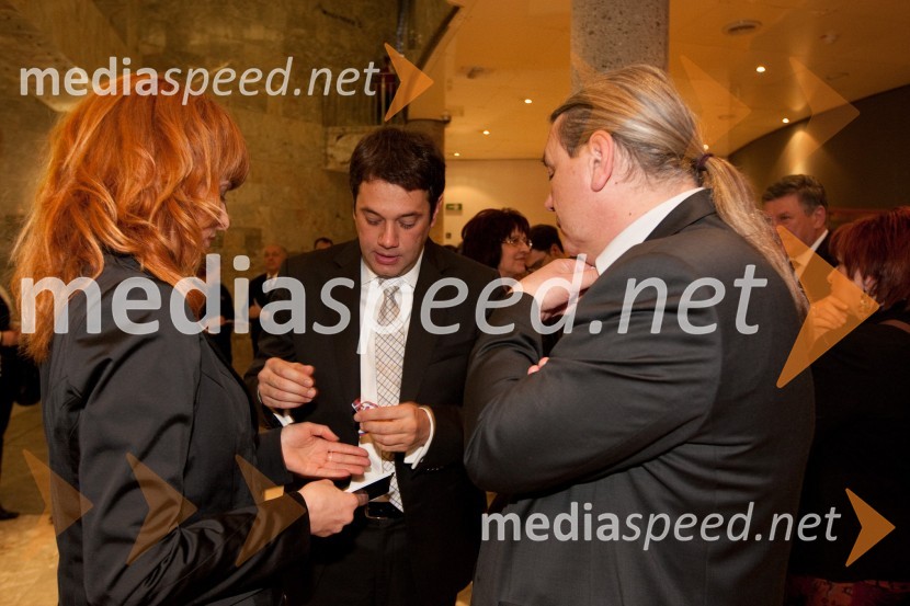 Martina Kodelja, urednica radia Robin, Matej Arčon, župan Nove Gorice in 	Vladimir Peruničič, načelnik za družbeno dejavnost na MONGOdprtje novega malega odra v SNG Nova Gorica in predstava Grenki sadeži pravice