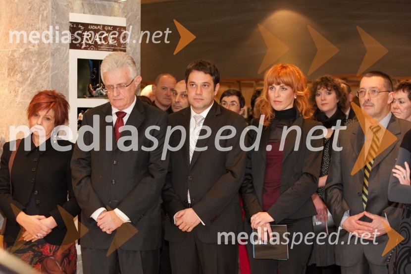 Majda Širca, ministrica za kulturo, Pavel Gantar, predsednik DZ RS, Matej Arčon, župan Nove Gorice, Martina Kodelja, urednica radia Robin in Aleš Bucik, župan občine Renče VogrskoOdprtje novega malega odra v SNG Nova Gorica in predstava Grenki sadeži pravice