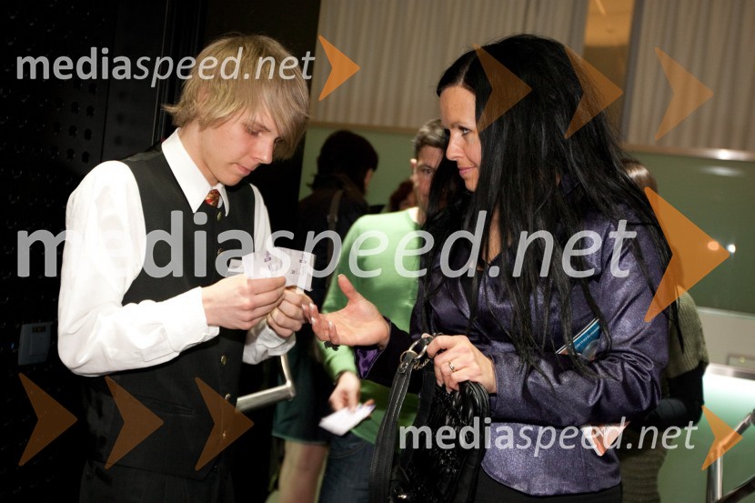 ... in Dolores Žigon Klaut, direktorica Tv VitelOdprtje novega malega odra v SNG Nova Gorica in predstava Grenki sadeži pravice