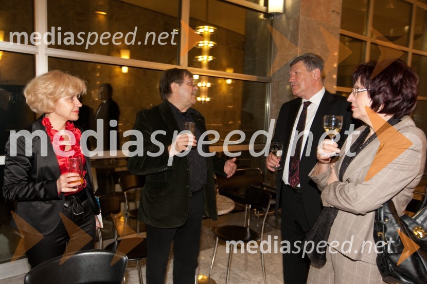 Marjan Bevk, režiser, s soprogo, in Dušam Črnigoj, generalni direktor podjetja Primorje d.d. s soprogoOdprtje novega malega odra v SNG Nova Gorica in predstava Grenki sadeži pravice