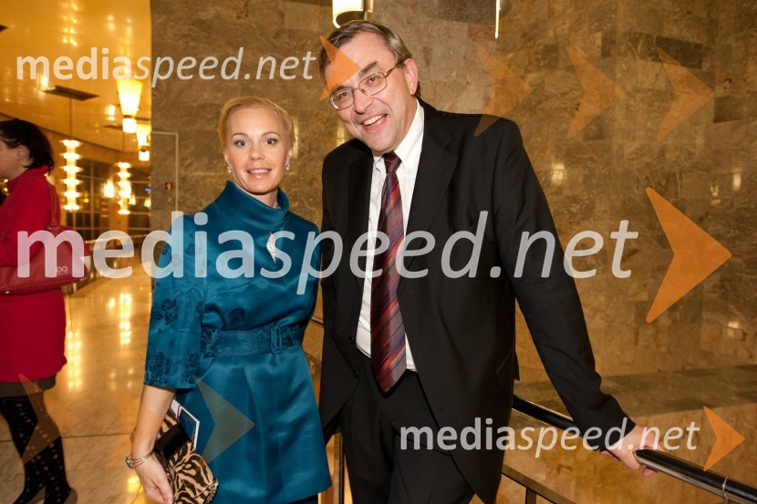 Maja Štefanec, odgovorna urednica TV Vitel
 in Borut Bašin, Odnosi z javnostjo, SNG Nova GoricaOdprtje novega malega odra v SNG Nova Gorica in predstava Grenki sadeži pravice