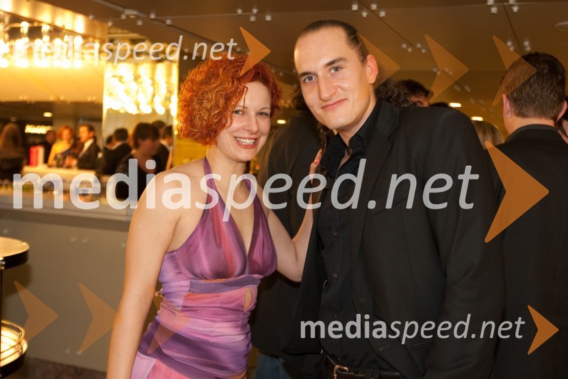 Mateja Štabuc, vodja komerciale Vinag d.d. in Vid Valič, voditeljViktorji 2010, zaključna zabava