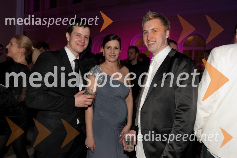 Boštjan Romih, televizijski in radijski voditelj, soproga Lara in Denis Avdič, moderator na Radio 1Viktorji 2010, zaključna zabava