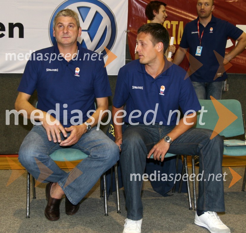 Aleš Pipan, trener slovenske reprezentance in David Nikolič, pomočnika trenerjaKošarkarski turnir Alpos
