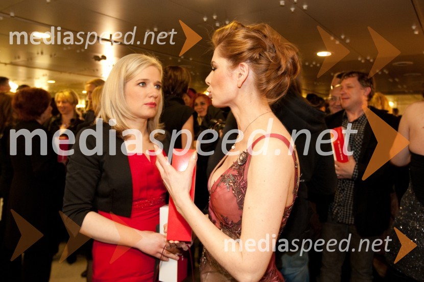 Manica Janežič Ambrožič, moderatroka in Eva Longyka Marušič, voditeljicaViktorji 2010, zaključna zabava