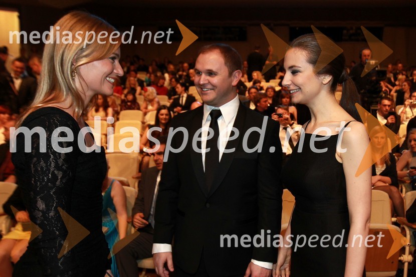 Katarina Kresal, ministrica za notranje zadeve, Matej Raščan, direktor in lastnik podjetja Rašica Point d.o.o. ter podjetja Delo revije, d.d. ter Marija Pandrc, izvršna direktorica podjetja RašicaViktorji 2010, dogajanje v dvorani