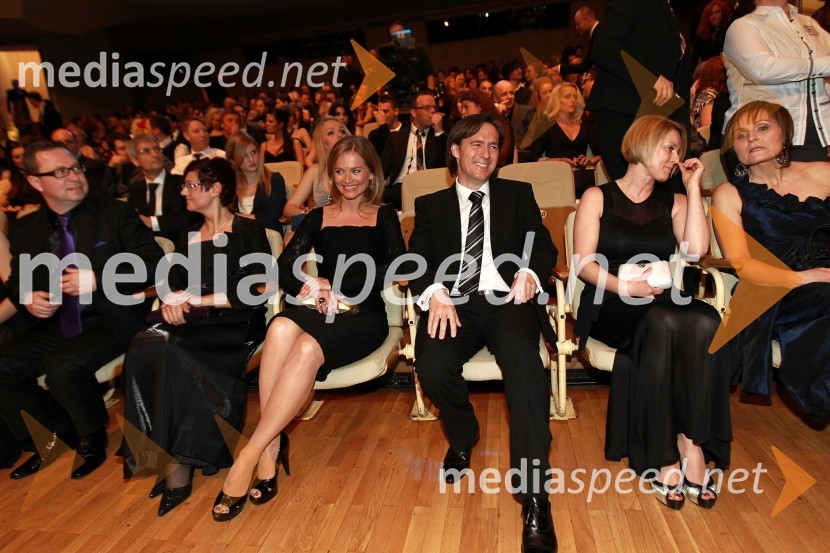 Marko Filli, generalni direktor RTV Slovenija in soproga Tatjana,  Katarina Kresal, ministrica za notranje zadeve in Roman Rep, namestnik direktorja podjetja Delo Revije d.d.Viktorji 2010, dogajanje v dvorani