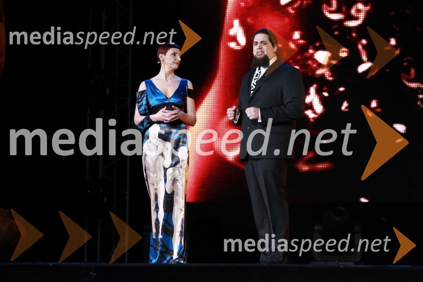 Lucija Čirović, igralka in voditeljica prireditve ter Boštjan Gorenc - Pižama, stand up komik in voditelj prireditveViktorji 2010, dogajanje v dvorani