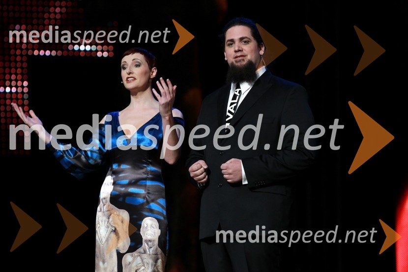 Lucija Čirović, igralka in voditeljica prireditve ter Boštjan Gorenc - Pižama, stand up komik in voditelj prireditveViktorji 2010, dogajanje v dvorani