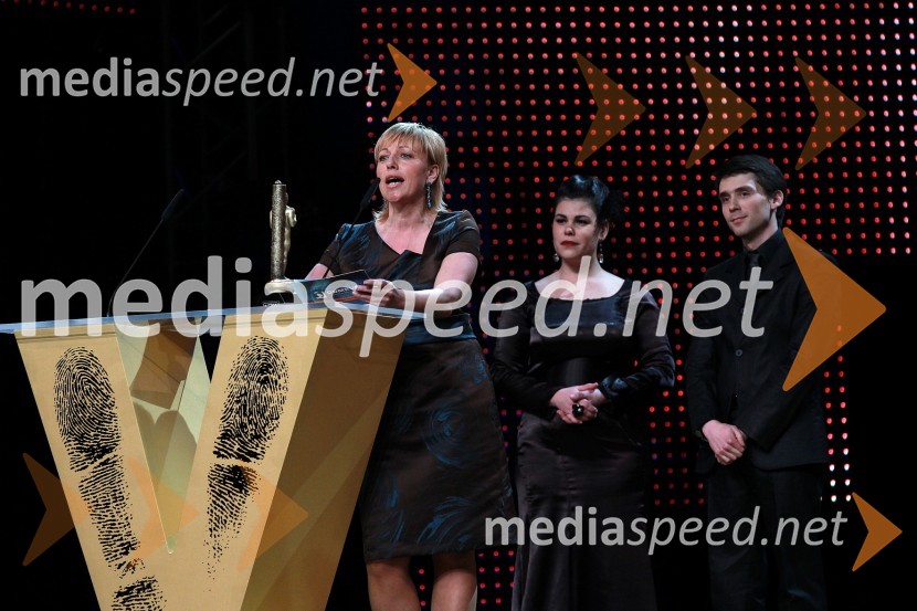 Rosvita Pesek, novinarka TV Slovenija, Ana Marija Mitič in Tilen Artač, igralcaViktorji 2010, dogajanje v dvorani