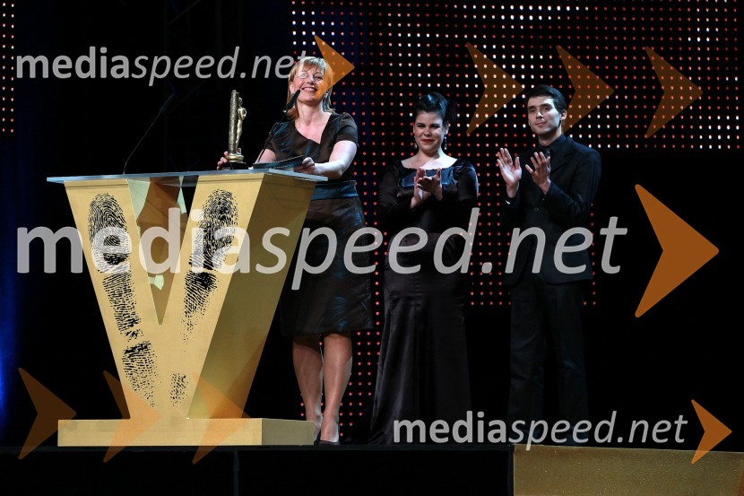 Rosvita Pesek, novinarka TV Slovenija, Ana Marija Mitič in Tilen Artač, igralcaViktorji 2010, dogajanje v dvorani