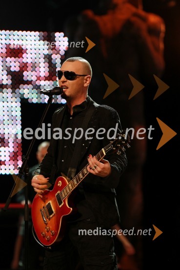 Tomi Meglič, pevec skupine SiddhartaViktorji 2010, dogajanje v dvorani