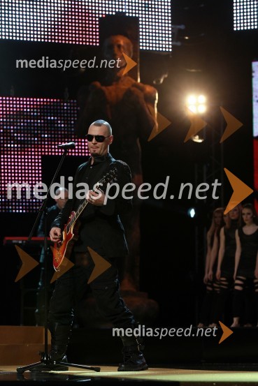 Tomi Meglič, pevec skupine SiddhartaViktorji 2010, dogajanje v dvorani