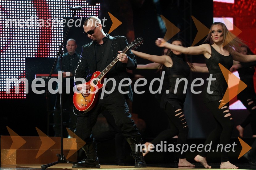 Tomi Meglič, pevec skupine SiddhartaViktorji 2010, dogajanje v dvorani